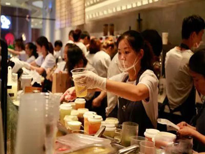 这些自制奶茶每包含有独立包装的奶粉,茶,糖包,珍珠包等原料,消费者