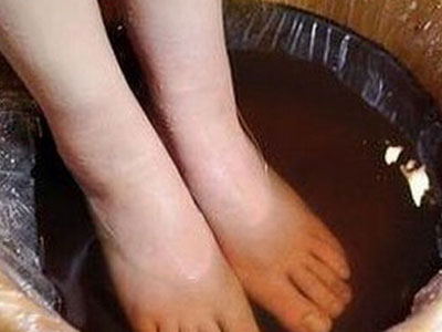 这类患者也不宜用热水袋暖脚或洗桑拿,洗澡水最好别超过40℃.