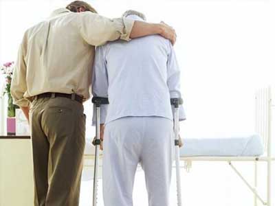 健康科普 专家访谈  关节僵硬,甚至跛行,就应怀疑是股骨头坏死要及时