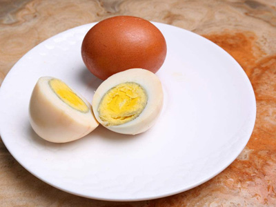 熟鸡蛋自然冷却后剥壳