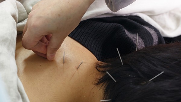 妊娠纹的治疗方法：取鸡蛋清按摩