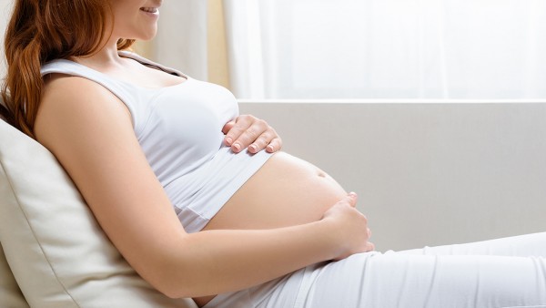 怀孕了还来月经生小孩会傻？