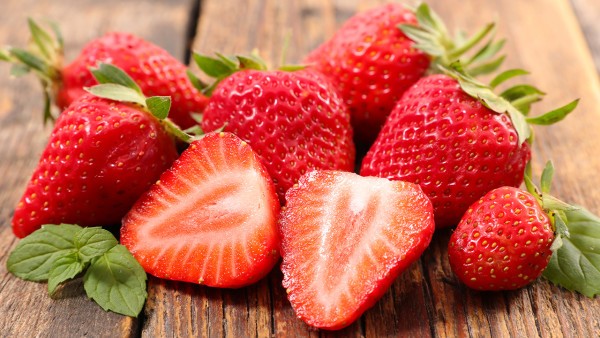 孕妇吃草莓能促进胎儿骨骼发育