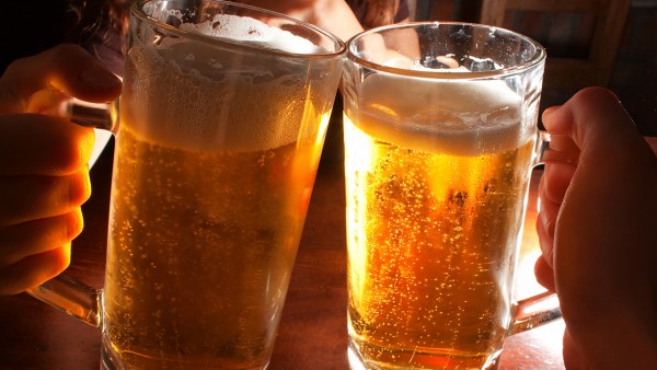 适度喝啤酒有益身体健康
