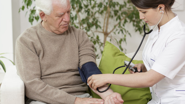 中老年人最好要重视引起高血压的原因