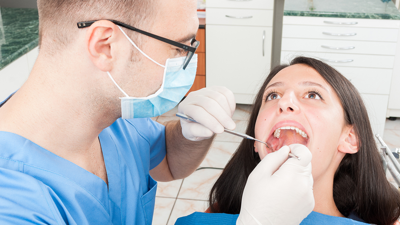 牙龈萎缩病人的症状是什么呢