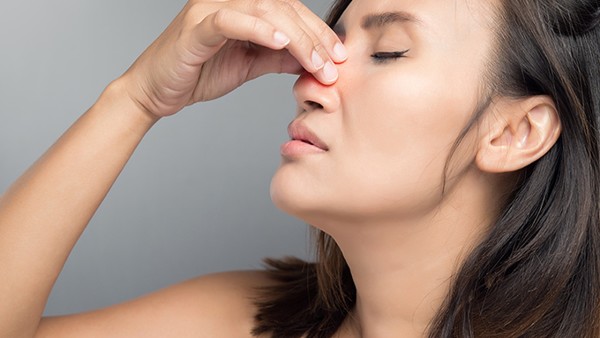 鼻中隔偏曲有哪些症状呢