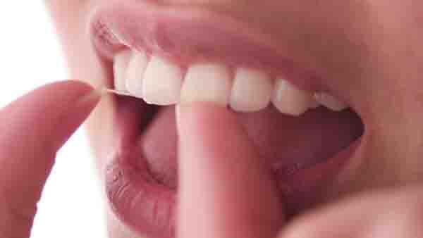 巧用牙线 预防牙周炎的发生