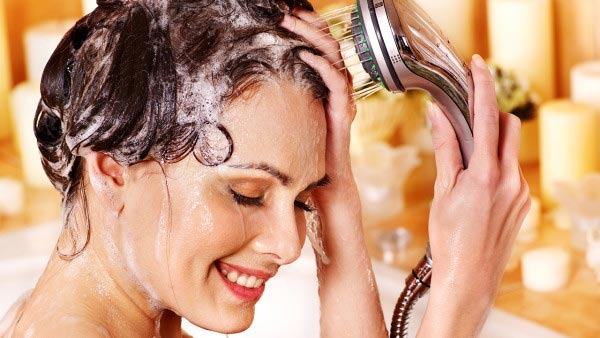 增加发量：选择丰盈效果的洗发水