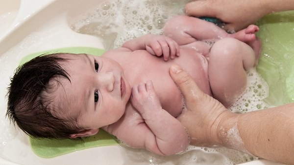 婴儿多久游泳一次比较好呢？ 婴儿游泳的好处是哪些？