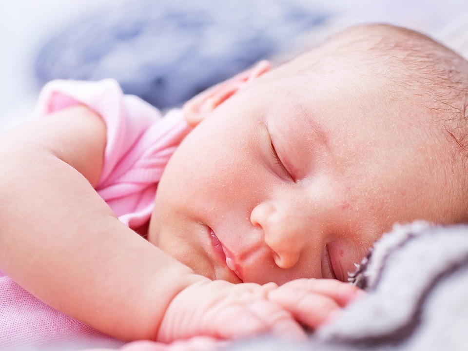 新生儿睡觉的时候注意什么？ 新生儿需要睡前吃饱吗？