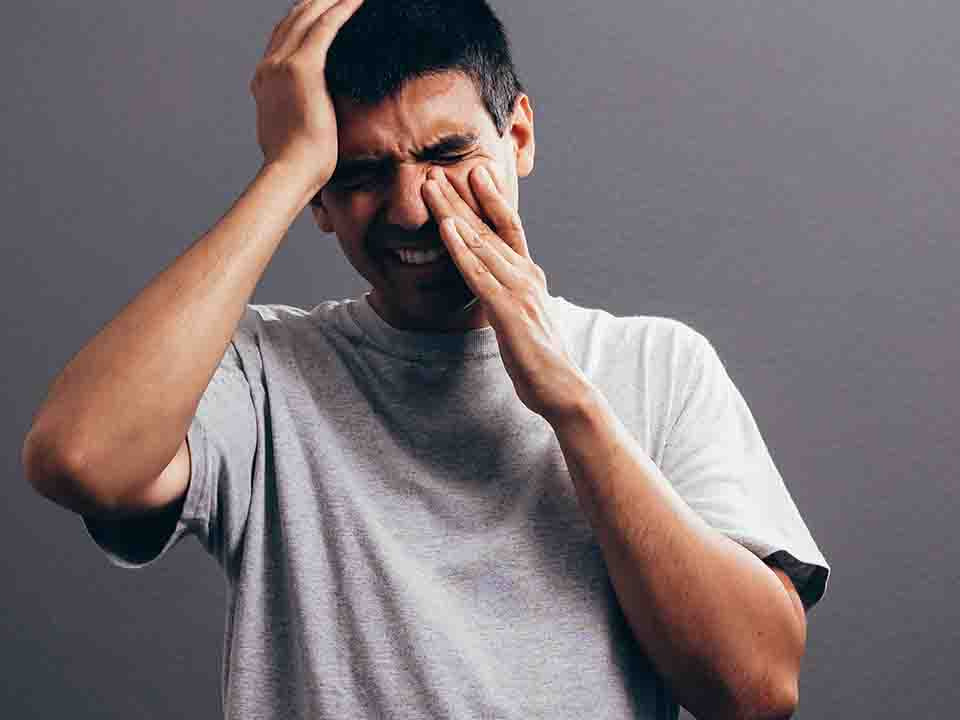 抠鼻子习惯会引起鼻炎