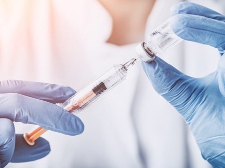 印度新增确诊病例超8.2万例 俄罗斯逾3000人接种新冠疫苗