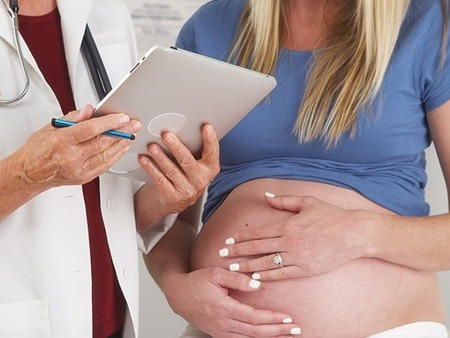 怀孕的妻子需要呵护，丈夫再忙也要带孕妇做4项产检
