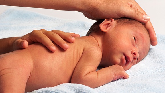抱宝宝也是讲究方法的，这些误区你知道么？