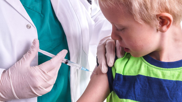 宝宝打完甲肝减毒疫苗发烧该怎么处理 接种甲肝减毒疫苗的注意事项有哪些