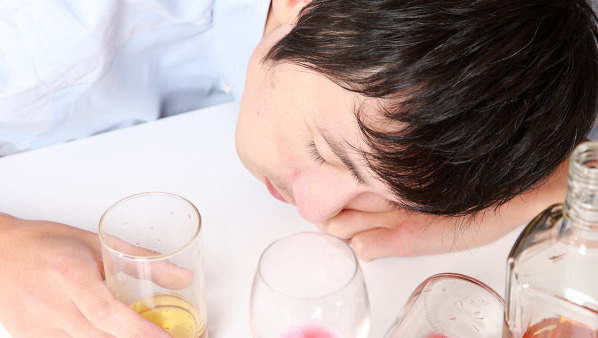 喝酒吐胆汁怎么办 喝酒吐胆汁怎么进行治疗