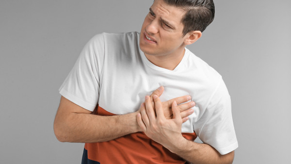 新冠肺炎病毒胸口会痛吗，为什么感染新冠会胸口腔痛？