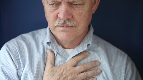 胸闷是肺炎吗，胸闷是肺炎怎么治疗？