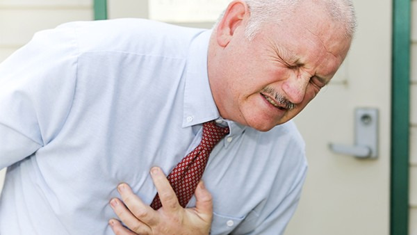 肺炎会胸很痛吗，肺炎胸口疼痛的治疗方法有哪些？