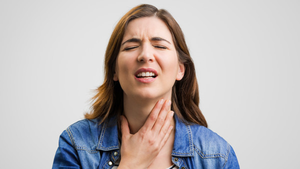 喉咙下面锁骨中间痛为什么 怎么缓解锁骨中间疼