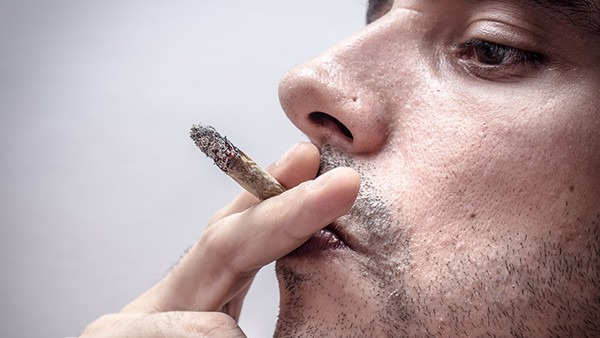 吸烟与肺癌的关系是什么？吸烟大大提高肺癌发生