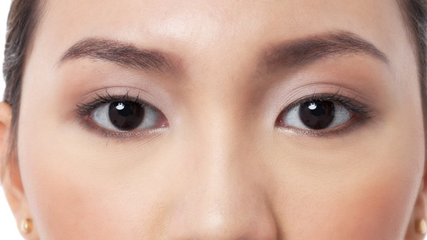 眼底黄斑病变是什么引起的？有一定遗传性