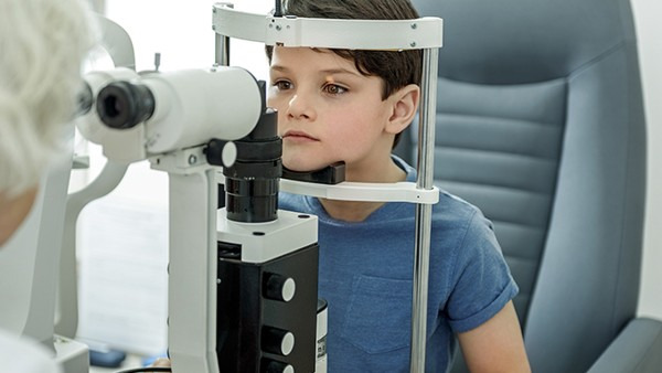 孩子老是眨眼睛怎么办才好 孩子老是眨眼睛的治疗方法