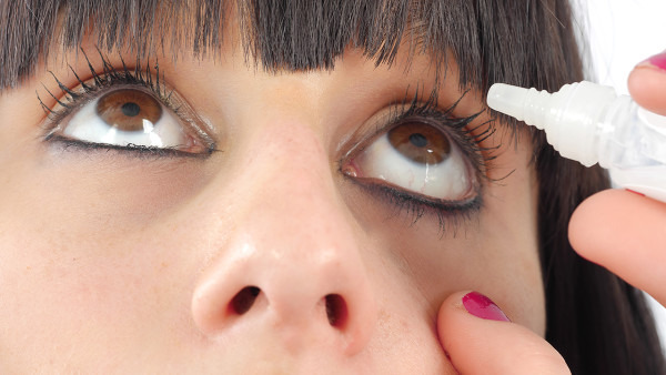 双上眼皮浮肿是怎么回事 导致双上眼皮浮肿的病因