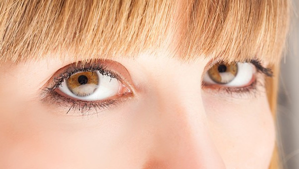 眼酸流泪怎么回事 导致眼酸流泪的因素的因素都有哪些