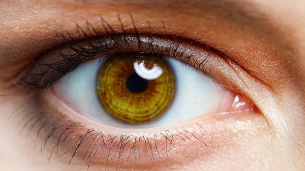 眼睛反光是什么意思 眼睛反光病因