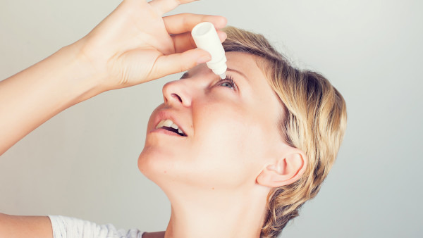 红眼病的初期症状都有哪些 红眼病会引发打喷嚏咳嗽吗