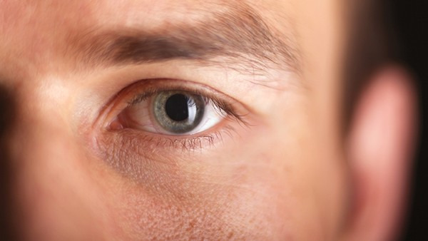 眼睛出现黑影怎么回事 导致眼睛出现黑影的病因都有哪些