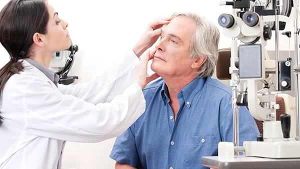 黄斑变性多半会致盲 发现老人视力下降视觉发暗可选用4种疗法