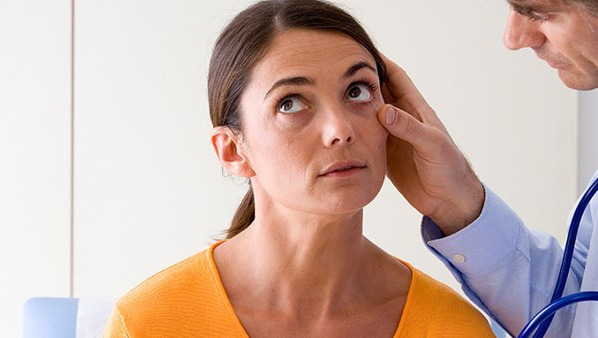 眼睛视网膜脱落怎么办 导致视网膜脱落的原因都有哪些