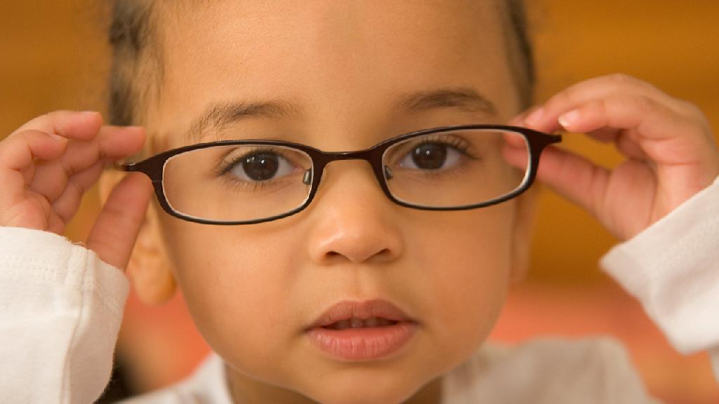 儿童患有弱视该如何进行治疗 儿童弱视的症状表现都有哪些