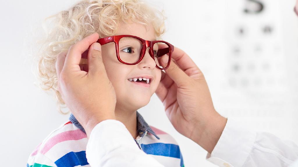 小儿斜视能治愈吗 小儿斜视的症状表现都有哪些