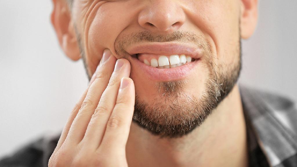 牙周炎缺牙怎么办?活动修复和种植修复
