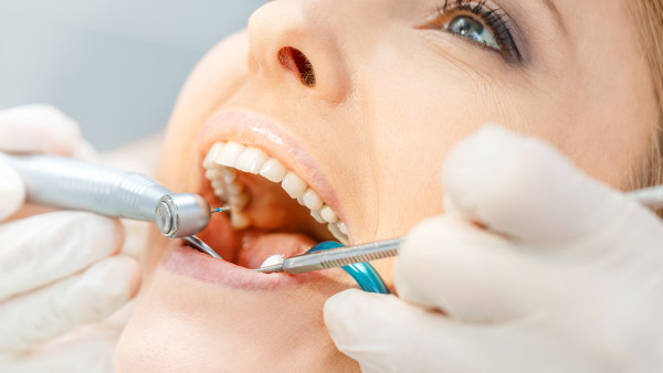 如何快速治疗牙周炎？清洁口腔