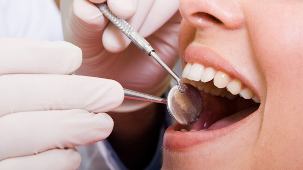 牙周炎引起牙齿松动了怎么办？用牙周夹板给予物理固定
