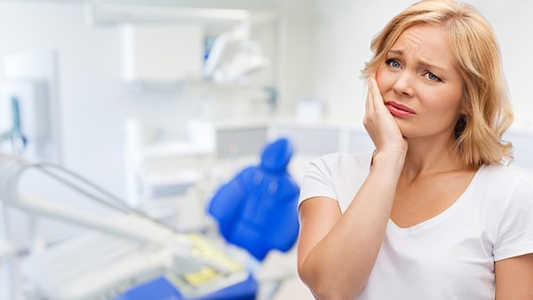 牙龈痒该怎么进行治疗 牙龈痒的常见病因都有哪些