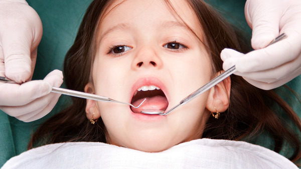 小孩牙龈长脓包该如何进行治疗 小孩牙龈长脓包该如何进行调理