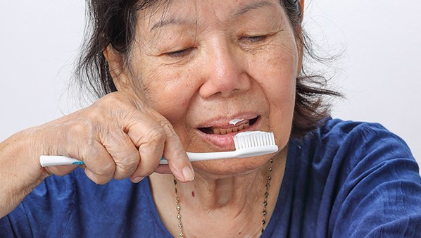 刷牙呕血是什么原因导致的 刷牙呕血就是牙周炎吗