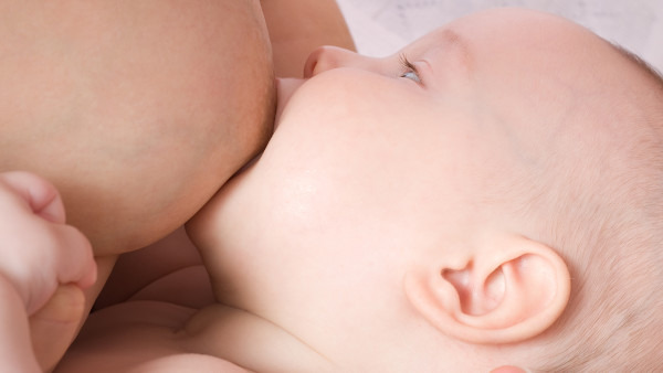 宝宝吐奶粘稠像痰一样怎么办 宝宝吐奶粘稠像痰一样怎么进行治疗