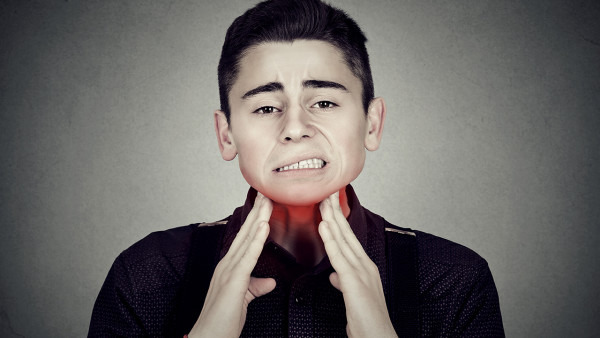 嗓子疼吃什么可以进行缓解治疗 嗓子疼能吃生姜大蒜吗