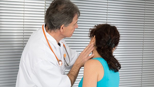 中耳炎耳朵里面肿了是怎么回事 中耳炎耳朵里面肿了需要重视吗