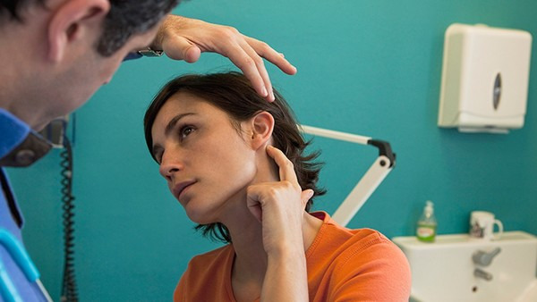 中耳炎穿孔手术怎么做 中耳炎穿孔手术后的护理方法