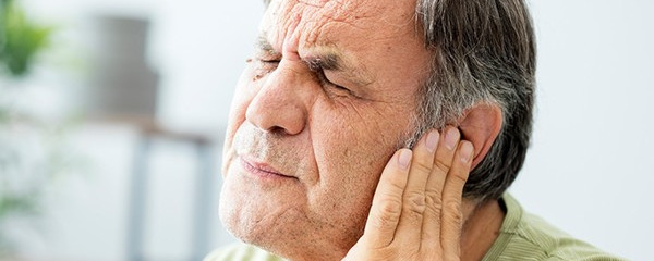 耳朵听声音像隔了一层东西怎么办 多半是耳咽管堵塞一定要重视