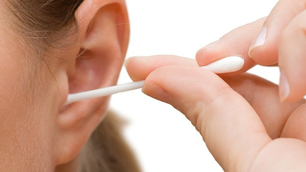 吞口水耳朵痛怎么进行缓解 吞口水耳朵痛是中耳炎引起的吗