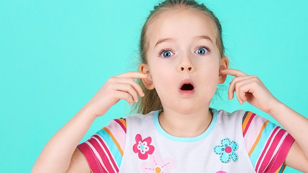 儿童中耳炎的症状有哪些？会挠耳朵